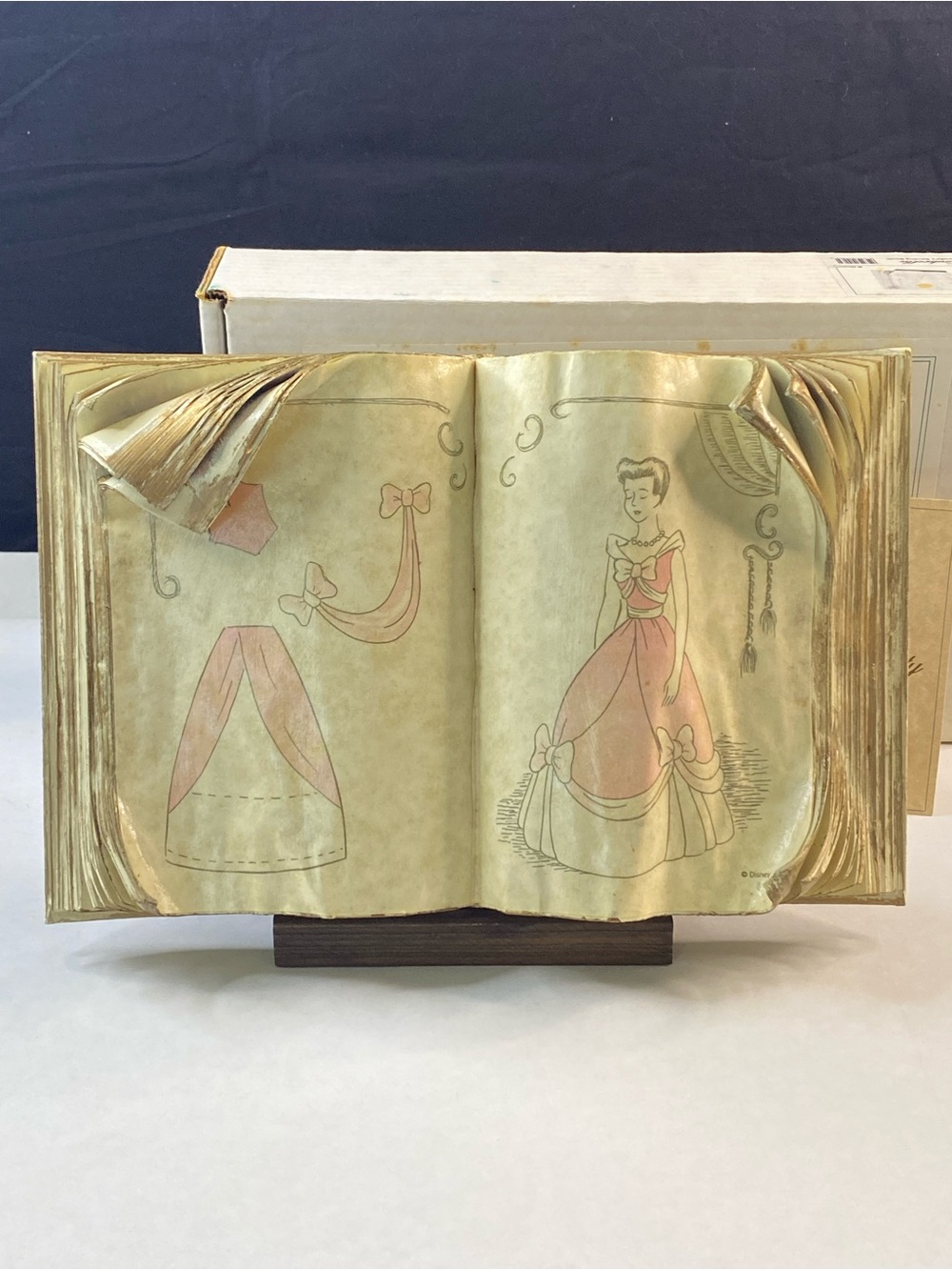 WDCC Cinderella's Sewing Book W/ Stand Walt Disney Classic